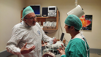 认真爷爷给张玉主任讲科室情况